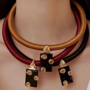 COLAR CORDA COM PINGENTE ESMALTADO E CRISTAIS